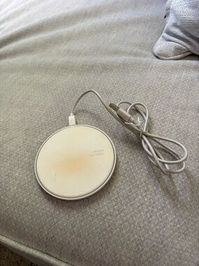 Belkin White Circular Wireless Charging Pad with USB Cable